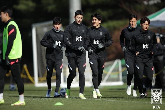 13일 파주 NFC에서 훈련하는 황인범, 조규성, 이용(왼쪽부터) 등 축구 대표팀 선수 [대한축구협회 제공. 재판매 및 DB 금지]