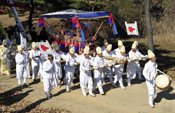 아파트의 확산은 장례 문화의 변화를 촉진했다. 사진은 전통장례 재연 모습. [뉴스1]