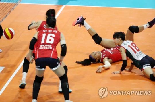 배구에서 몸을 한 바퀴 도는 롤링은 수비에서 중요한 기술이다.  올 프로배구 V리그 여자부 페퍼저축은행과 흥국생명 경기에서 페퍼저축은행 엘리자벳이 롤링으로 디그를 시도하는 모습.[연합뉴스]