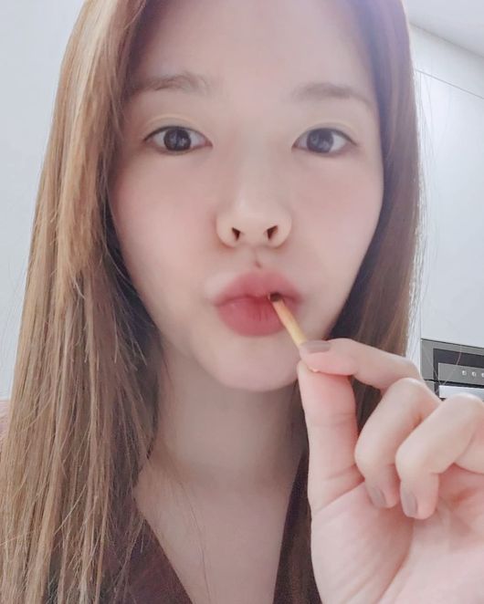 Group Girls Generation Sunny received a special gift from The Uncle SM Entertainment Lee Soo-man.Sunny posted a few photos on his instagram on the 13th, The gift from Lee Soo-man on the last pepero day!The photo shows Sunny eating a pepero she received as a gift, showing her eating as soon as she received the gift and admiring it.Sunny said, Thank you, and laughed, Personal pepero? Friendship pepero? Its a love pepero.Thank you for Lee Soo-mans gift, which is also the chairman of The Uncle and its agency.On the other hand, Sunny will appear in the new Teabing entertainment Love Catcher in Seoul, which will be released on the 19th.