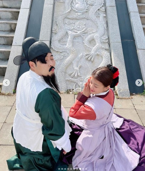 Actor Lee Si-young drew attention by releasing a shot of ad shooting site certification with Comedian Kim Hae-joon (The Best Standard).Lee Si-young posted several photos on his 14th day with his article The Best Standard and the most fun and happy advertising shoot.The photos posted together show the comical development of two people posing in the Joseon Dynasty costume like the main character in the historical drama.Lee Si-youngs authentic shots of a beautiful hanbok and a laughing scene atmosphere showed fans responding that every expression is cute, please, and I will see the advertisement.Meanwhile, Lee Si-young married her husband, a restaurant businessman, in 2017, and has one man in her life, and will meet with viewers in a remake drama of CBS mentalist in the US.