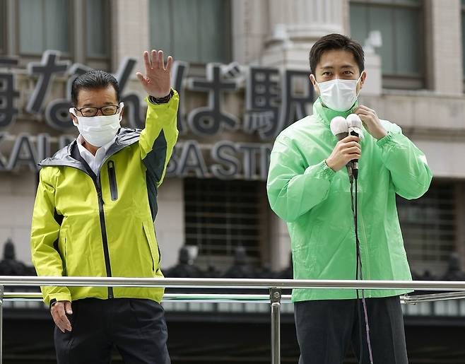 총선 유세하는 일본유신회 간부 (오사카 교도=연합뉴스) 일본 중의원 총선을 앞둔 지난달 19일 오후 마쓰이 이치로(松井一郞, 왼쪽) 일본유신회 대표와 요시무라 히로후미(吉村洋文) 부대표가 일본 오사카(大阪)시에서 유세를 하고 있다.