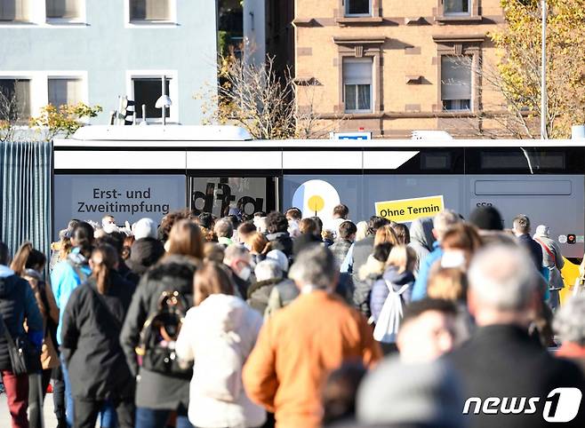 독일 남부 슈튜트가르트 지역에서 사람들이 지난 9일(현지시간) 코로나19 백신을 접종하기 위해 줄서고 있다.© AFP=뉴스1