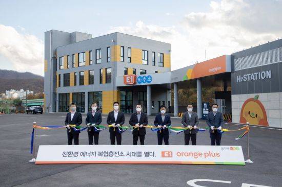 구동휘 E1 운영담당 대표(왼쪽 세번째부터), 구자용 E1 사업담당 대표이사 회장, 허석규 성남에너지 대표가 11일 성남에너지 복합충전소에서 진행된 브랜드 런칭행사에서 테이프 커팅을 하고 있다.＜사진제공:E1＞