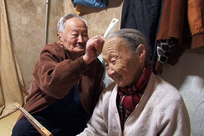 생전 이종수 할아버지는 김순규 할머니의 머리를 자주 빗어줬다. /넷플릭스
