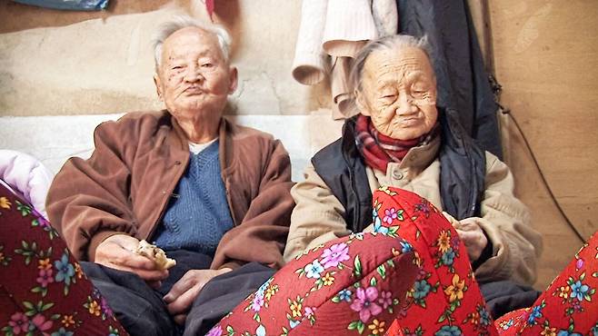 이종수 할아버지가 읍내 시장에 가서 사온 방한 양말을 신고 붕어빵을 나눠먹는 노부부의 모습. /넷플릭스