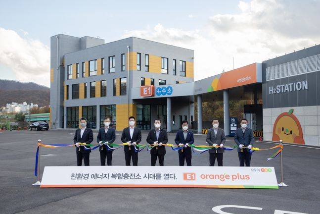 11월 11일 경기도 성남시 소재 성남에너지 복합충전소에서 진행된 E1 Orange Plus 브랜드 런칭 행사에서 참석자들이 테이프 커팅을 하고 있다(왼쪽 세번째부터 E1 구동휘 운영담당 대표이사 전무, E1 구자용 사업담당 대표이사 회장, 성남에너지 허석규 대표)ⓒE1