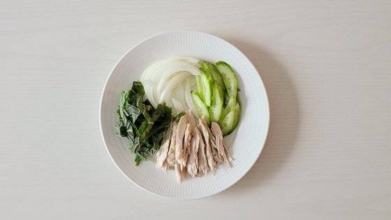 닭가슴살을 먹기 좋게 찢어 채소와 함께 양념장을 넣어 무쳐 만든다. 사진 신혜원