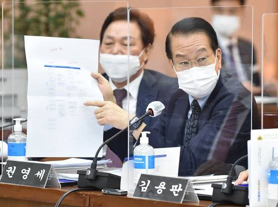 권영세 국민의힘 의원이 2020년 10월 19일 경기도 수원시 팔달구 경기도청에서 열린 국회 행정안전위원회의 경기도에 대한 국정감사에서 질의하는 모습. 뉴스1