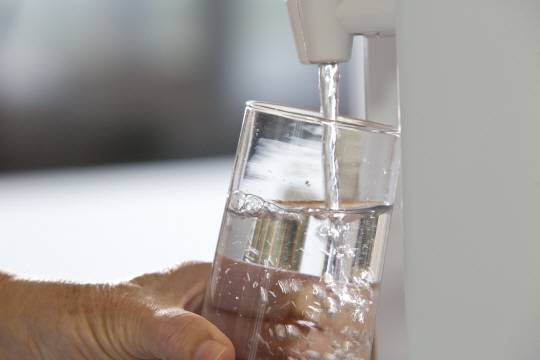 한국의 급격한 도시화로 상수도 시설이 제대로 갖춰지지 않으면서 수돗물 불신이 생겼고, 이로 인해 정수기가 각 가정에 들어가게 됐다. 렌털과 정비 점검이라는 한국 특유의 구독자 모델을 만든 정수기는 이제 각 가정과 사무실의 필수품이 됐다.  게티이미지뱅크