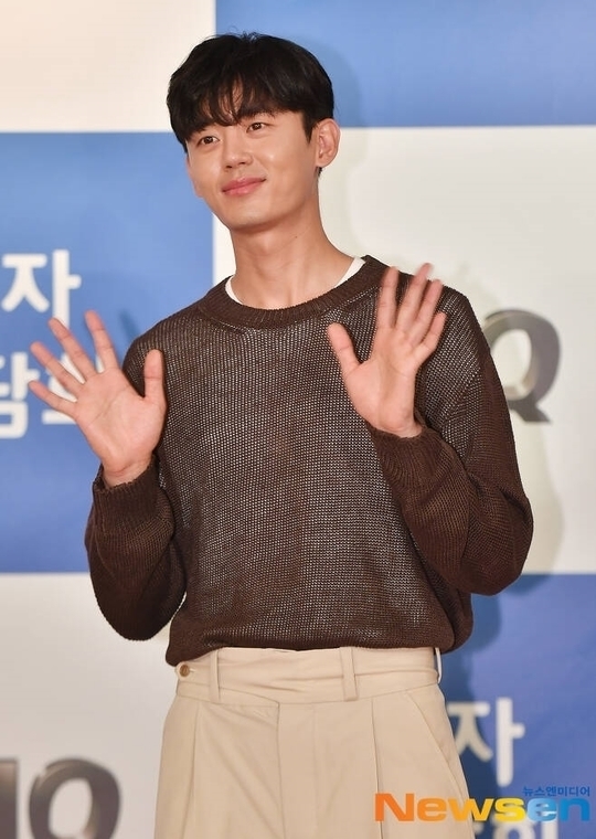Actor Lee Ji-hoon has been cleared of Gapjil. Active clarification through SNS has not only touched the hearts of fans, but also had a decisive impact on solving the case.Lee Ji-hoon wrote on his Instagram account on November 14, I contacted the artist first.There was a strange Missunderstood between the artist and me. He solved Missunderstood, shared his words, and talked about cheering and reconciliation with sincerity.I am doing well with the artist, he said, saying that the controversy over the gang was over with happening.Lee Ji-hoon, who was previously selected as the lead actor of the new IHQ Mon-Tue drama $ponsor, was suspected of having been defeated by the staff at the shooting site, and that the main PD and the writer were replaced after the defeat.The $ponsor side denied the allegations, and Lee Ji-hoons agency also announced its official position and tried to fix the situation.It was not much different from the general way of responding to issues until this point: the notable thing was that Lee Ji-hoon began to explain himself with his name on it.Lee Ji-hoon apologized for the controversy over the disturbance of his acquaintance on the filming site on May 5, saying, I sincerely apologize, I will be careful not to see Friend on the scene in the future.However, he denied that he had never done such a thing with my name on the rumor that he had taken off his pants in front of the staff, saying, I do not think I apologize to what I did not do.It is not true that Friend has had a friction with FD, but he has sympathized with it, he said.Regarding the suspicion that Lee Ji-hoon replaced the writer and director with his own quantity, he said, I have never been a boss and I have no reason to do it.I have never asked the representative of the production company to change the ending of the script or the script. Even after the case was completed, Lee Ji-hoon opened his mouth through his SNS, not his agency or production company.It is impressive that there is a controversy about so-called gap and that it jumps into the front of the direct case even if it takes an image hit.It is not a matter of fact that the actor mentions and explains the uncomfortable controversy in a situation where the life of the entertainment industry may be shaken if one inappropriate posting is made.This decision may be unfair to the exaggerated rumors, but the worries about the fans seem to have been decisive.Lee Ji-hoons explanation shows that fans are repeatedly minded, such as I am sorry to worry about the fans who are cheering, I will work harder with responsibility, and I leave a message for fans.It can be seen that Lee Ji-hoon has opened his mouth even after taking some criticism for fans who will worry about the formal official position of the agency different from the facts.Thanks to this, fans trust in Lee Ji-hoon has deepened.Fans are praising Lee Ji-hoons aggressive response, saying, It is the best actor to actively solve and talk about something.I think this is a good example of celebrities using SNS, even if the controversy overheats, rather than holding their breath and waiting until the problem is solved.Lee Ji-hoon SNS is a good example of what communication with fans is now, as the remarks in entertainer SNS are long and long.To tell the exact truth, kind and polite. Maybe it is a virtue not only for entertainers but also for everyone.