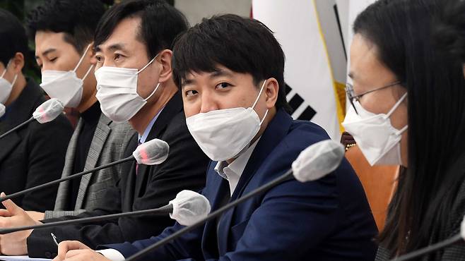 국민의힘 이준석 대표가 15일 국회에서 열린 음주운전 피해 가족 및 친구와의 간담회에서 발언하고 있다. 국회사진기자단.