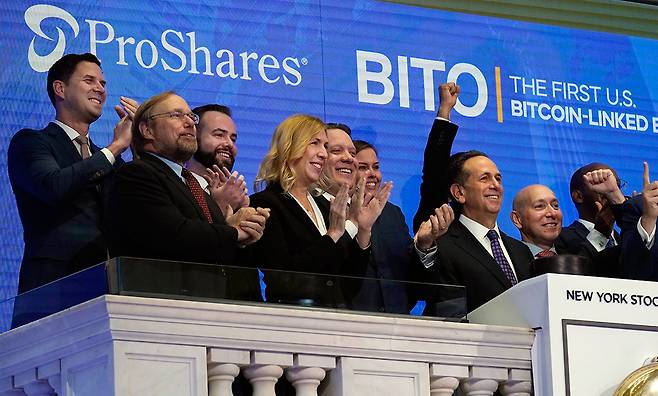 10월19일 미국 자산운용사 프로셰어즈 경영진이 비트코인 선물 ETF ‘BITO’의 뉴욕 증권거래소 상장을 알리는 벨을 울리며 기뻐하고 있다. ⓒAP Photo
