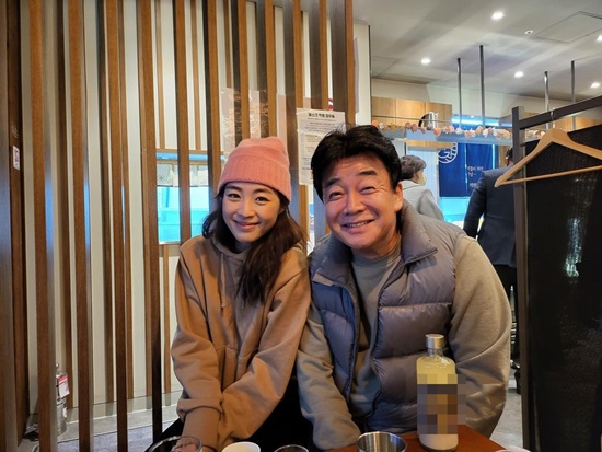 Lee Yeon-hee posted a picture of her with Baek Jong-won on the 15th, saying, I want to own my own personal collection and I want to boast.Lee Yeon-hee said, Entertainment entertainer, revealing his fanfare for Baek Jong-won, Thank you Eugene sister.Choi Soo-young, who saw this, said, There was a person who could beat her sister with a smile.Meanwhile, Lee Yeon-hee is active in the play King Lear.Photo: Lee Yeon-hee Instagram