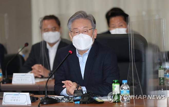 한국항공우주산업 방문한 이재명 대선후보 (사천=연합뉴스) 백승렬 기자 = 더불어민주당 이재명 대선후보가 14일 경남 사천시 사남면 한국항공우주산업에서 열린 간담회에서 인사말을 하고 있다. 2021.11.14 srbaek@yna.co.kr
