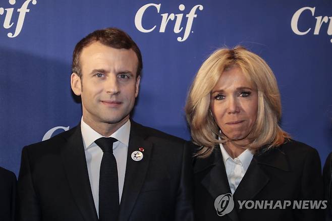 에마뉘엘 마크롱 프랑스 대통령과 부인 브리지트 여사  [EPA 연합뉴스 자료사진.  DB 및 재판매 금지]