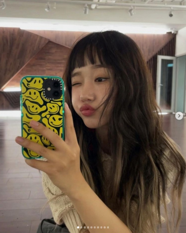 Group Weki Meki member Choi Yoo-jung reported on the current situation.Choi Yoo-jung posted several photos on his instagram on the 16th.In the open photo, there is a picture of Choi Yoo-jung taking a self-portrait with a cute expression in the practice room.On the other hand, Weki Meki, which Choi Yoo-jung belongs to, is about to release its fifth mini album I AM ME. on the 18th.Photo: Choi Yoo-jung SNS