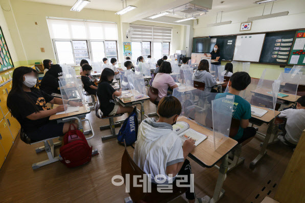 [이데일리 방인권 기자] 서울 성북구 번동초등학교 교실에서 학생들이 수업 준비를 하고 있다.