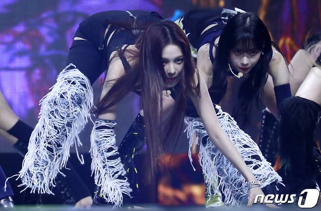 에스파(aespa) 카리나(왼쪽)가 14일 경기도 고양시 킨텍스에서 열린 ‘2021 월드 케이팝 콘서트(한국문화축제)’에 강렬한 무대로 시선을 압도하고 있다. © News1 권현진 기자