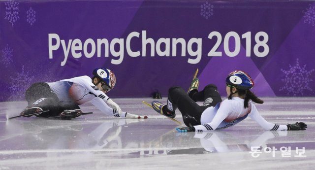 최민정(왼쪽)이 2018년 2월 22일 강릉에서 열린 2018 평창 겨울올림픽 쇼트트랙 여자 1000m 결선에서 심석희(오른쪽)와 충돌해 넘어지고 있다. 당시에는 단순 ‘사고’인 줄 알았지만 심석희와 대표팀 C 코치가 주고받은 대화 내용이 공개되면서 심석희가 고의로 충돌한 ‘사건’이 아니냐는 의혹이 일고 있다. 동아일보DB