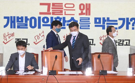 윤호중(오른쪽 두번째) 더불어민주당 원내대표가 16일 오전 국회에서 열린 더불어민주당 원내대책회의에 참석하고 있다. 임현동 기자