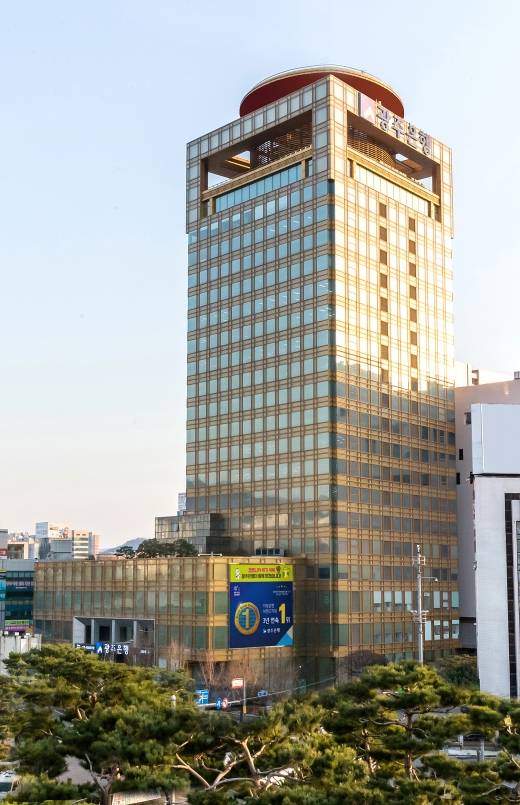 광주은행은 가계부채 안정화 대책에 따른 조치로 일부 신용대출 상품을 일시적으로 중단한다.광주은행 본점 전경/사진=머니S DB.