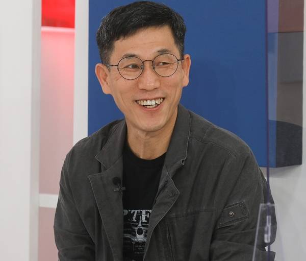 진중권 전 동양대 교수가 TBS 교통방송의 '김어준의 뉴스공장'이 오히려 국민의힘에 도움이 된다고 밝혔다. 사진은 진중권 전 교수가 지난 9월 국민의힘 대선 경선 후보 공개면접에서 면접관으로 참석한 모습. /사진=뉴시스(국회사진기자단)