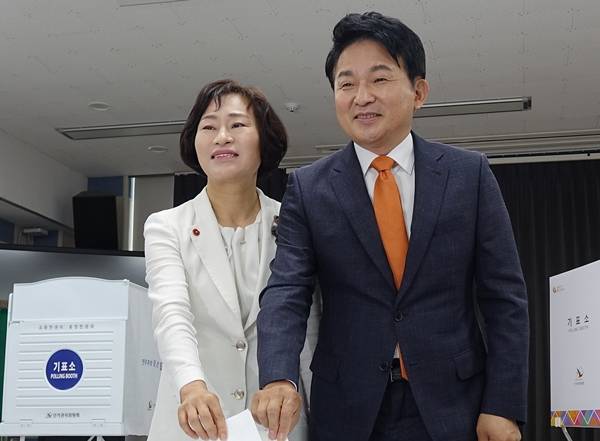 이재명 더불어민주당 대선 후보를 향해 '소시오패스 경향이 있다'고 발언한 원희룡 전 지사의 부인 강윤형씨에 대해 경찰이 수사에 착수했다. 사진은 지난 2018년 제주시 아라동주민센터에서 투표하는 원희룡 전 지사와 부인 강윤형씨. /사진=뉴시스