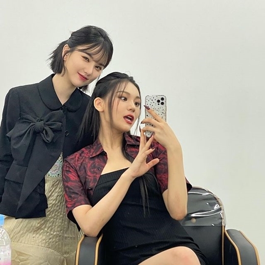 Umji, who is from Girl Group GFriend and is about to come back with a new girl group Biz, has released his current situation.Umji posted a photo of the first picture of #viviviz, which was fun, on the 15th Instagram, I saw it again.Sitting in a chair, Umji is taking a mirror selfie, and next to it, the same Bibiz member Eunha is showing a cute pose with his lips all the way.In a selfie photo of Umji looking at the camera with a gentle eye, the more beautiful Umjis visual catches his eye.SinB, a GFriend native who saw the photo, commented, I am black and black. GFriend members Eunha, SinB and Umji will re-debut as a new girl group bibiz.
