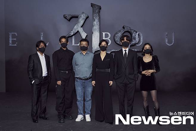 Actors Yang Ik-joon, Yoo Ah-in, Kim Hyun-joo, Park Jung-min, Won Jin-A, and Reminiscent of protection pose at the Netflix series Hell production presentation online on the morning of November 16th.