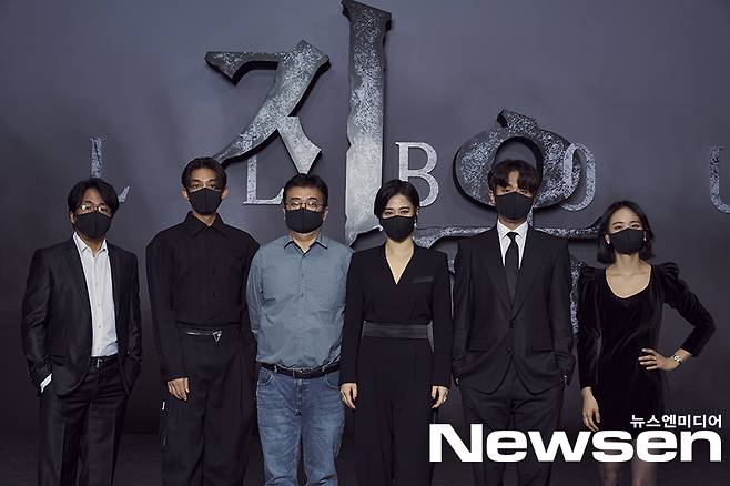 Actors Yang Ik-joon, Yoo Ah-in, Kim Hyun-joo, Park Jung-min, Won Jin-A, and Reminiscent of protection pose at the Netflix series Hell production presentation online on the morning of November 16th.