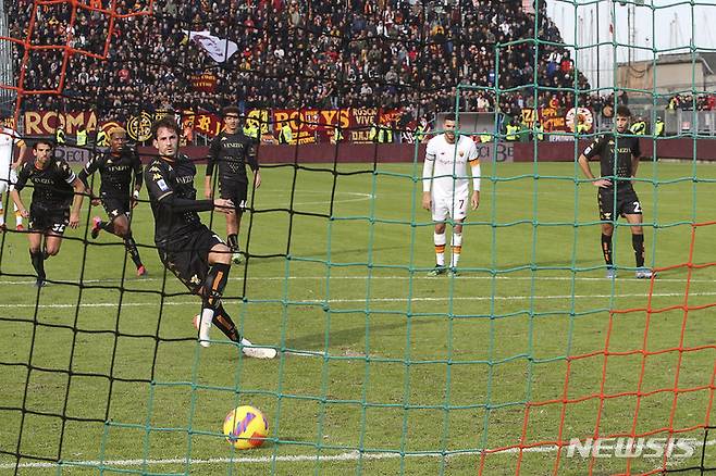 [베니스=AP/뉴시스]이탈리아 세리에A의 페널티킥 장면. 2021.11.07.