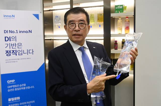 강석희 HK이노엔 대표가 TOP 포트로 된 백 수액제를 들어보이고 있다./오송=권욱 기자