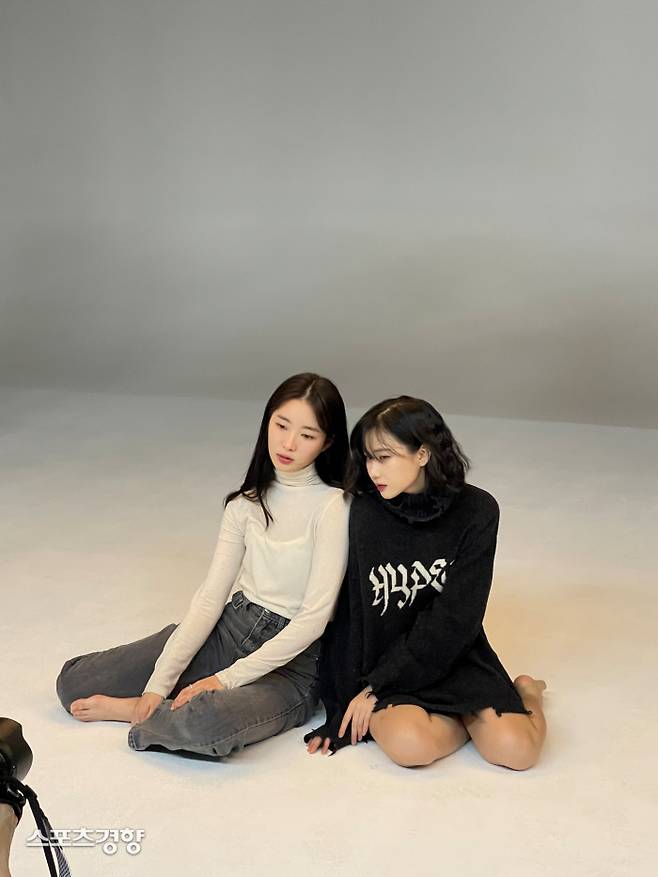 포즈를 취하고 있는 고주희(왼쪽)와 김레이첼유리. 골든스파이더 제공