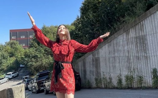 WoHyelim, from the group Wonder Girls, boasted a pure visual.On the morning of the 16th, Wu Hyelim posted several photos on his instagram with the phrase Magic Clothes at 10 am today.In the open photo, Wu Hyelim took a picture wearing a red ton dress.Wu Hyelim drew attention by posing with a fresh smile and enjoying nature in the background of the blue sky.Above all, I boasted a small face and a clear look from afar, and I was impressed.Meanwhile, Hyelim was a new member of Wonder Girls in 2010 and has been focusing on his studies since the team disbanded in 2017.After eight years of devotion last year, he married Taekwondo player Shin Min-chul and is currently in pregnancy.