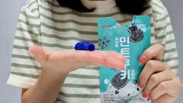 성현경씨는 튜브형 아이스크림의 입구와 몸통 재질이 달라 가위로 분리했다. 비닐이 잘 떨어지지 않아 약 15분이 걸렸다. 현유리 PD