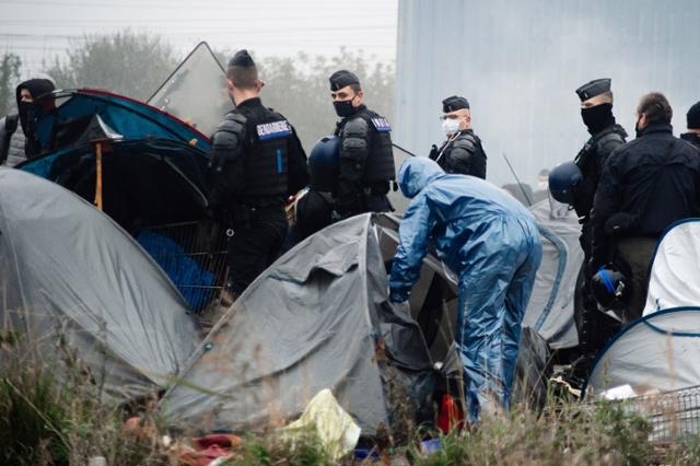 16일 프랑스 북부 덩케르크 인근 그랑드생트 난민촌에서 경찰이 난민들을 해산시키고 있다. 그랑드생트=AP 연합뉴스