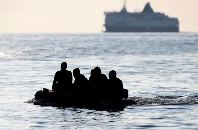지난 9월 프랑스 북부에서 출발한 난민들이 소형 고무보트를 탄 채 영불해협을 건너 영국으로 향하고 있다. 도버=로이터 연합뉴스