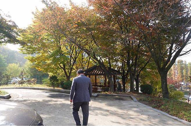 인터뷰가 끝나고 박귀열 단장이 학교 캠퍼스를 산책하는 모습