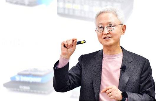 경계현 삼성전기 사장이 지난달 열린 경영현황 설명회에서 임직원들에게 사업 성과 등을 설명하고 있다. [사진 삼성전기]