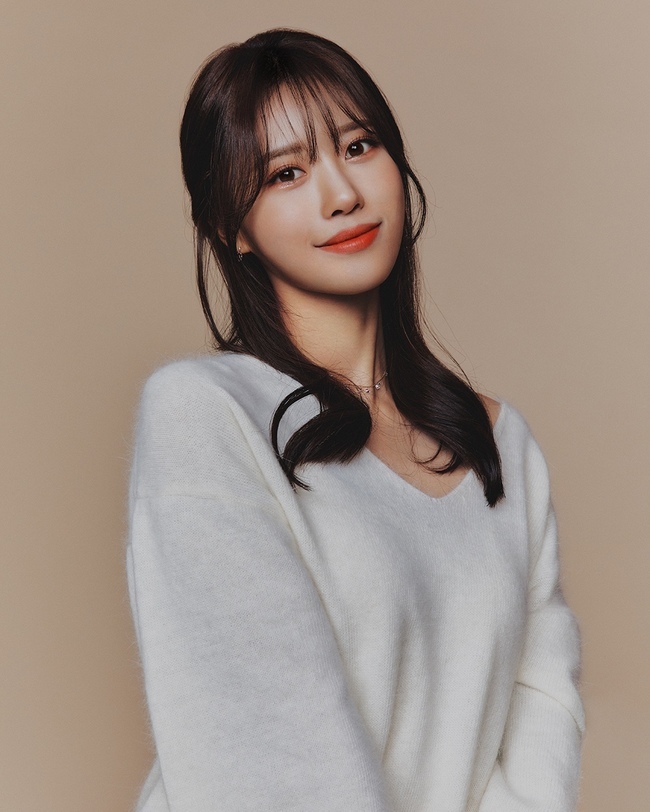 Lee Mi-joo signs exclusive deal with Antenna and goes on to new The DepartureAntenna announced on November 17 that she had an exclusive contract with Lee Mi-joo, saying, Lee Mi-joo has always been doing his best in both Lovelyz activities and personal activities last time and has shown a wide spectrum with his own style and personality.I will not spare any support for Lee Mi-joos talent and talent to the maximum, and I would like to ask Lee Mi-joo for a lot of support for the new The Departure. Lee Mi-joo also said through Antenna, Antennas motto for good people, good music, good laughter coincided with the picture I wanted to draw.I hope you will expect me to deliver good energy through various activities in the future. Antenna, who is represented by You Hee-yeol, belongs to talented musicians with their own personality and unique capabilities such as Jung Jae-hyung, Toy, Lucid Paul, Peppertons, Lee Jin-ah, Jung Seung-hwan, Kwon Jin-ah, I have announced plans to show content that can be done.Antenna is also spurring the album and performance activities of her artists along with the joining of Lee Mi-joo, and she is showing the charm of Antenna The Artists Udangtang reversal through the KakaoTV entertainment Futter TV, Udangtang Antenna.In addition, the artists will participate more actively in the project planning and will continue to show music and entertainment that are not bound to the framework.Meanwhile, Lee Mi-joo, who made his debut as a group Lovelyz in 2014, is currently active in MBC What do you do when you play?, KakaoTV Runway 2 and Ants are active.(Photo Provision =Antenna