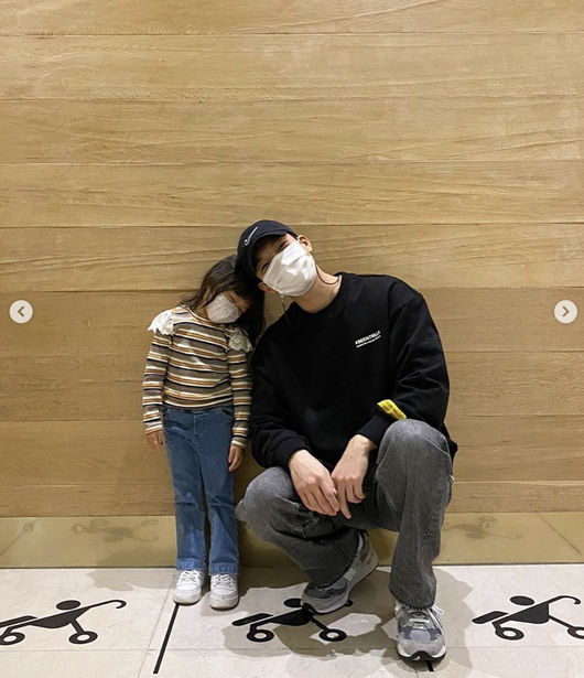 Actor Wi Ha-joon had a great time with her nieceWi Ha-joon told his SNS on the 17th, I date Princess Ahyeon on a day off for a long time.I left a picture with the article Ah Hyun-ku who makes me a nephew idiot.Wi Ha-joon sported a warm fashion in a black hat, black top and grey pants; Wi Ha-joon wants to show off her close-knit figure with her niece in head-to-head.Wi Ha-joon is a global hit with her recent appearance on Netflix squid game