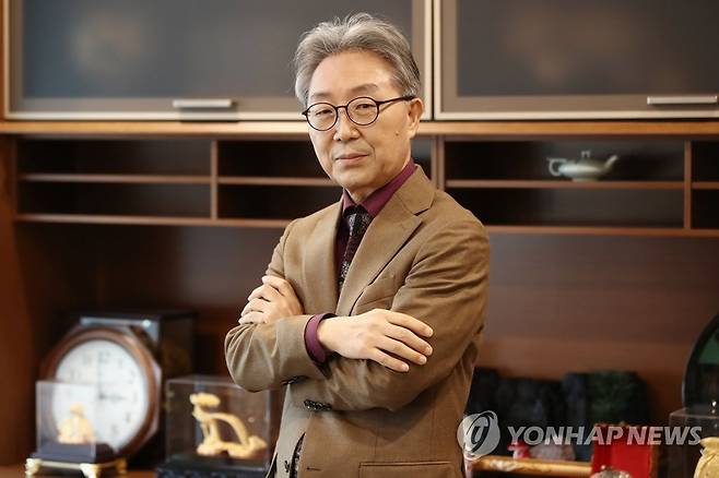 김명중 사장, 연합뉴스와 인터뷰 (고양=연합뉴스) 진연수 기자 = 김명중 EBS 사장이 15일 경기도 고양시 일산 EBS 본사에서 연합뉴스와 인터뷰에 앞서 포즈를 취하고 있다. 2021.11.17 jin90@yna.co.kr