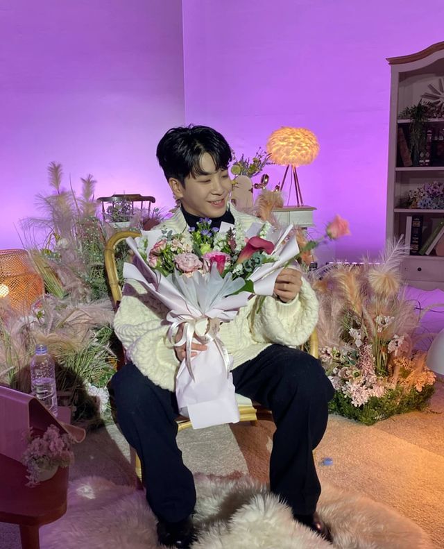Singer Jung Dong-won showed off his affection for fans.On the 18th, Jung Dong-won posted two photos on his personal instagram with an article called Naucalpan.Jung Dong-won, who is wearing a rose flower in his mouth, is holding a bouquet of flowers in his arms and making a smile.Jung Dong-won appeared on Naver Naucalpan #OUTNOW on the afternoon of the 17th and performed comeback Love Live! show and actively communicated with fans.The fans who saw it responded such as It is so cute, The flower bit the flower and Love Live! It was the best.On the other hand, Jung Dong-won released his first solo album Nostalgia, Tree to Give.iMBC  Photo Source Jung Dong-won Instagram