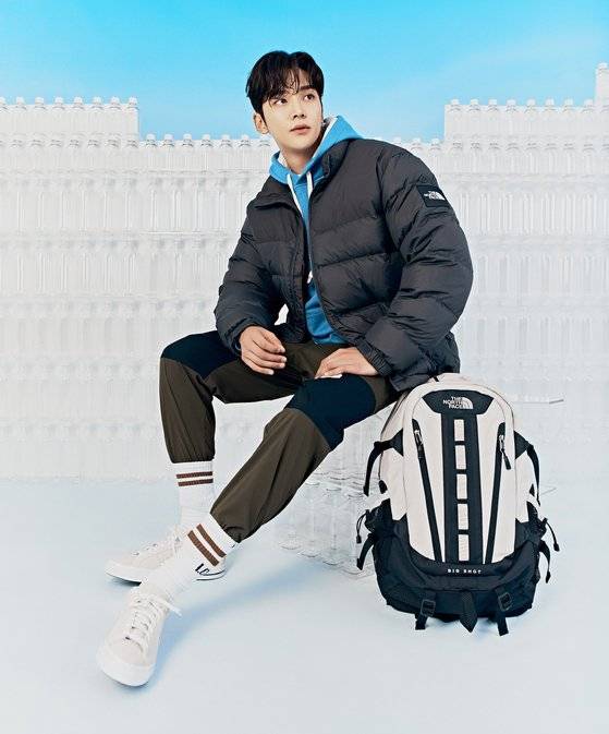 노스페이스는 2030세대의 레트로 열풍 대열에 오르며 아웃도어 매장 철수에서 유일하게 살아남았다. 사진 노스페이스