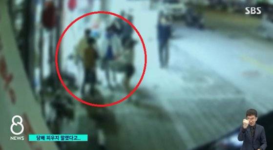 지난 10일 대구 동구 시내 한 식당에 중학생 10여 명이 몰려와 난동을 부리는 모습. [SBS 뉴스 캡처]