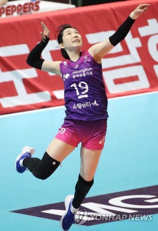 네트 위로 높게 날아가는 쉬운 서브를 미국 등 영어권 국가에서는 롤리팝(Lollipop)라고 말한다. 사진은 높은 서브를 넣는 흥국생명 김미연. [연합뉴스 자료사진]