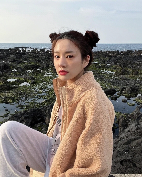 On Wednesday, Lee Yu-bi posted several photos on Instagram with the caption: Jeju Island.Lee Yu-bi in the photo has cute hair tied up and poses in various poses against the backdrop of the Jeju Island sea.The beauty stands out for a while.Lee Yu-bi is the daughter of Actor Kyeon Mi-ri and the sister of Lee Da-in, who is in public devotion to Lee Seung-gi.Lee Yu-bi starred in the Teabing original Yumis Cells.Photo: Lee Yu-bi Instagram