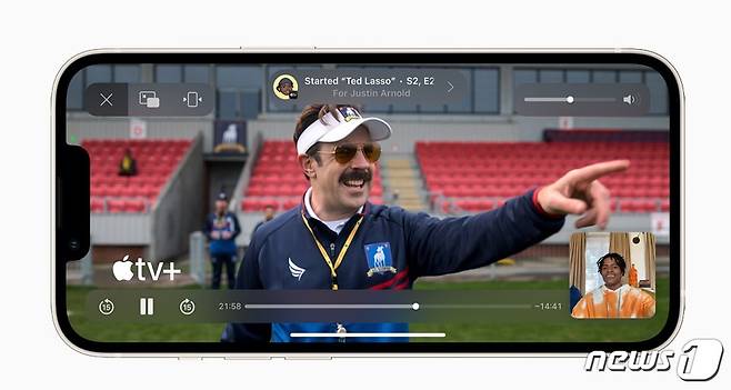 애플이 페이스타임(FaceTime) 통화를 하면서 상대방과 함께 TV나 영화를 시청하고 음악을 들으며, 운동을 할 수 있는 '쉐어플레이(SharePlay)' 기능을 공개했다. 사진은 페이스타임을 하면서 상대방과 애플TV+를 시청하는 모습. © 뉴스1