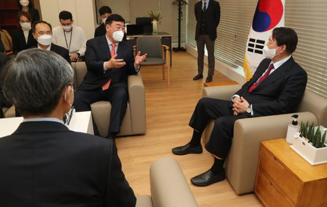 윤석열 국민의힘 대선 후보가 19일 오후 서울 여의도 중앙당사에서 싱하이밍 주한 중국대사를 접견하고 있다. 오대근 기자